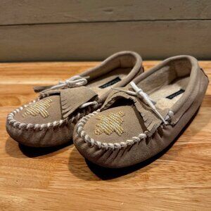 NWOT Women's Fireside by Dearfoams Moccasin Slippers Tan Size 6  *